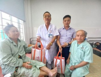 TẶNG QUÀ CHO BỆNH NHÂN NGHÈO TẠI KHU VỰC MIỀN NÚI PHÍA BẮC TỈNH QUẢNG NAM